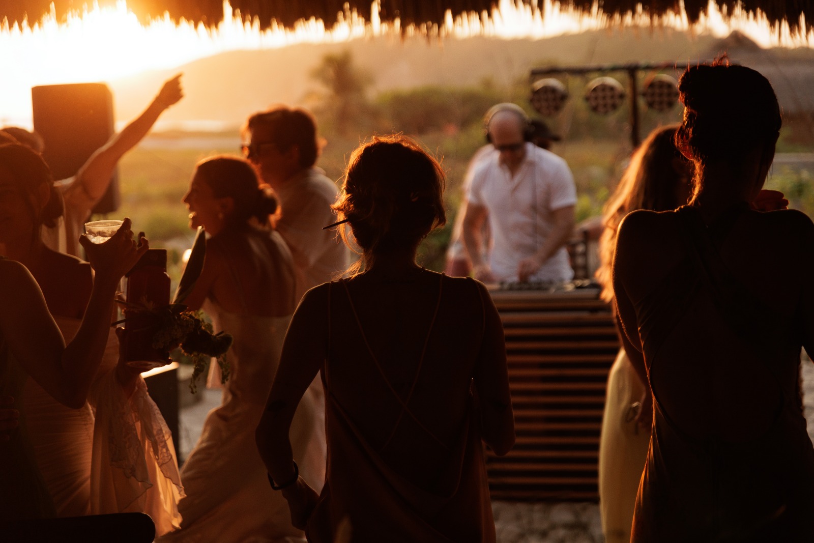 Fiesta de boda con DJ al atardecer