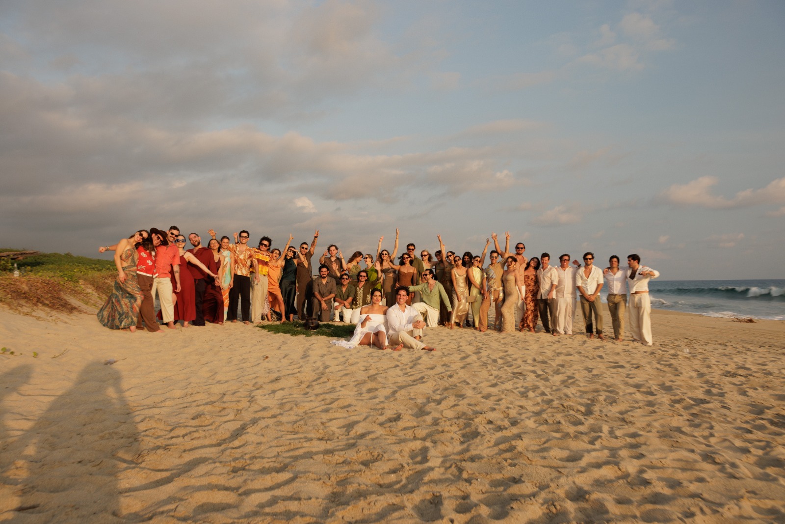 Foto grupal de boda en la playa