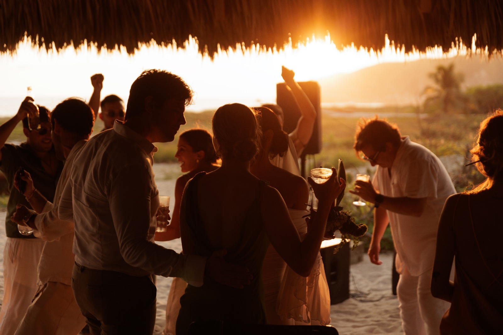 Celebración de boda al atardecer