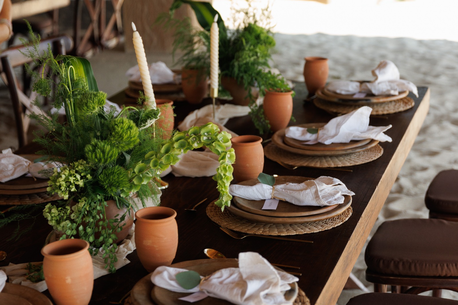 Montaje elegante de mesa de boda con arreglos florales