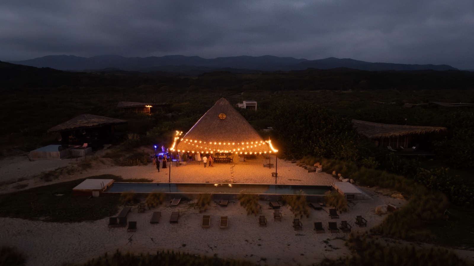 Venue de boda iluminado de noche